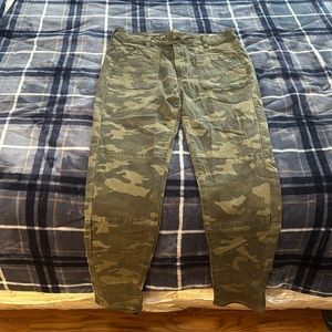 American Eagle Hi-rise camo stretchy Jeggings size 12